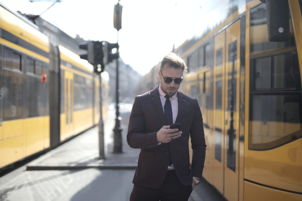 Vīrietis skatās telefonā jaunos X trendus