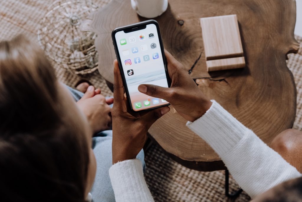 Sieviete rāda draudzenei savu instagram