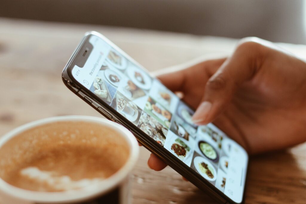 cilvēks brokastīs skatās instagram