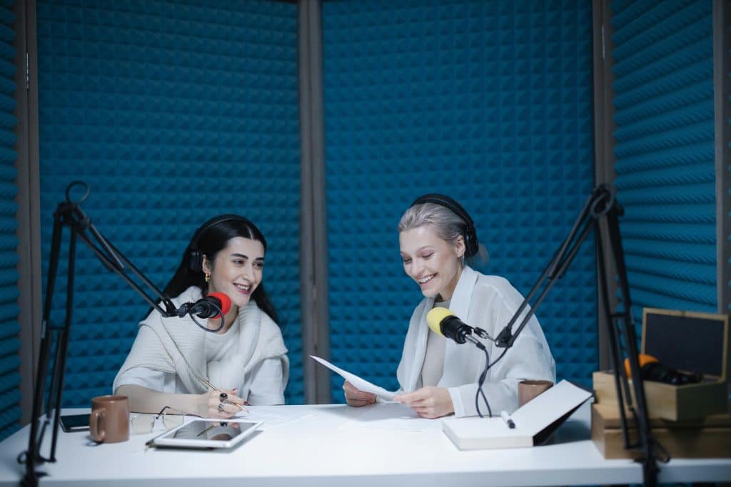 Sievietes ieraksta podkāstu